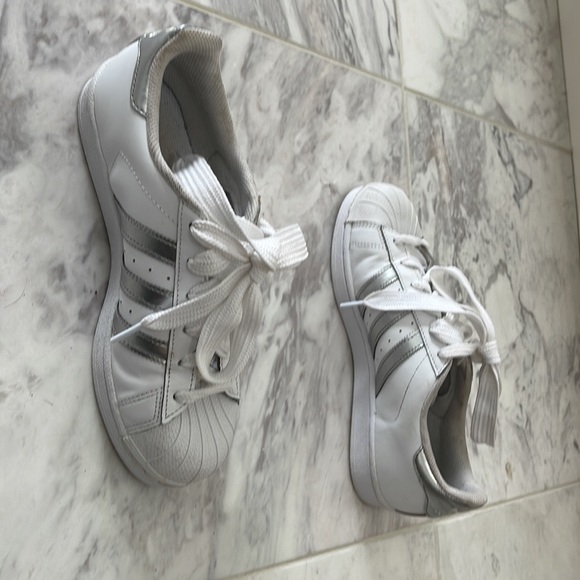 Adidas superstar shell toe in white and silver - Picture 2 of 5